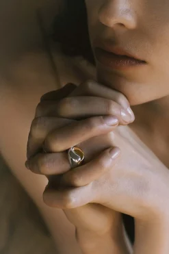 Dipua Anel Jin: Simplicidade com um Toque de Prata