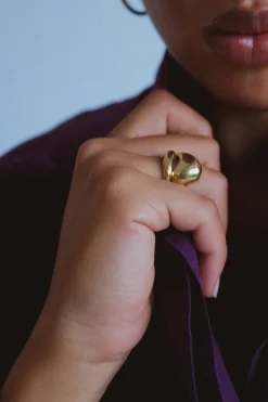 Dipua Anel Majo em - Design Intrigante com uma Presença Forte