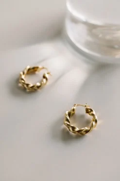 Dipua Argola Bruli em Ouro - Design Intrigante com um Toque de Modernidade