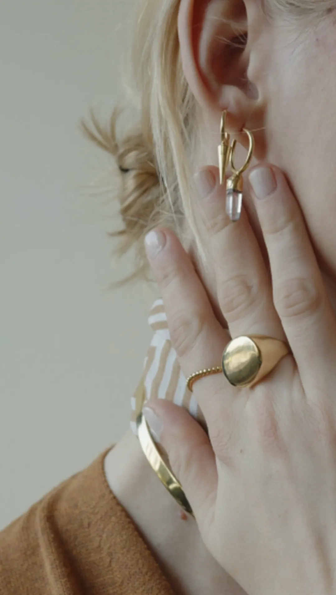 Dipua Argola Kriso em Ouro - Beleza com um Toque Contemporâneo