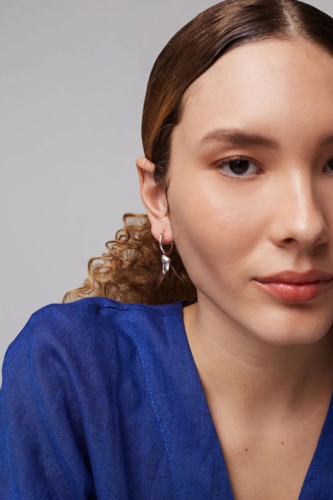Dipua Argola Kriso Prateada - Beleza com um Toque Contemporâneo
