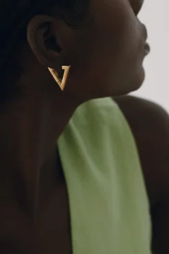 Dipua Argola Triângulo Grande Banhada a Ouro - Geometria Moderna com Autenticidade