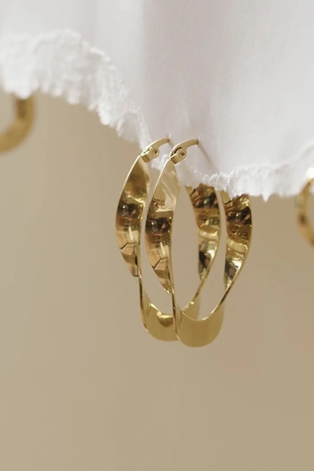Dipua Argola Twist Dourada