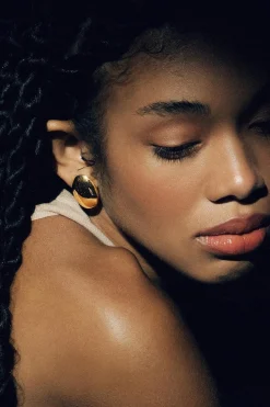 Dipua Brinco Botton Banhado a Ouro - Charme Delicado e Brilho Sutil