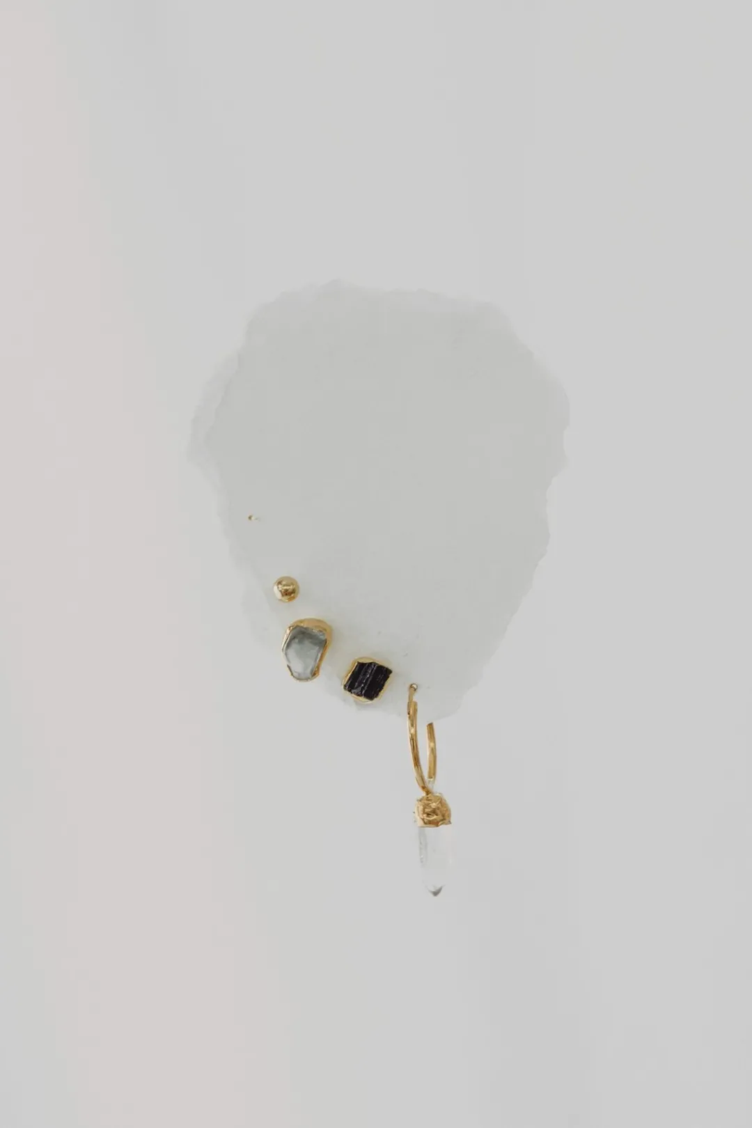 Dipua Brinco Turmalina Banhado a Ouro - Beleza Contemporânea e Brilho Sutil