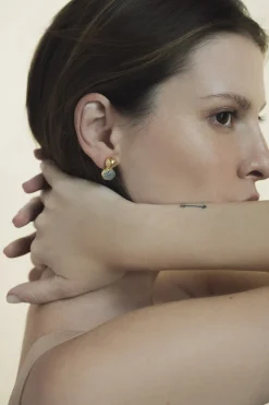 Dipua Brinco Vert Banhado a Ouro - Beleza Contemporânea e Brilho Sutil