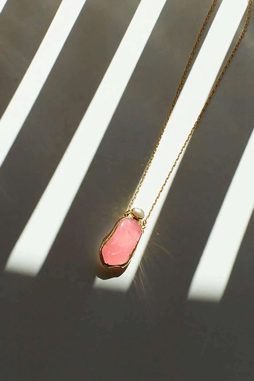 Dipua Colar Quartzo Rosa e Pérola Banhado a - Delicadeza e Brilho Sutil