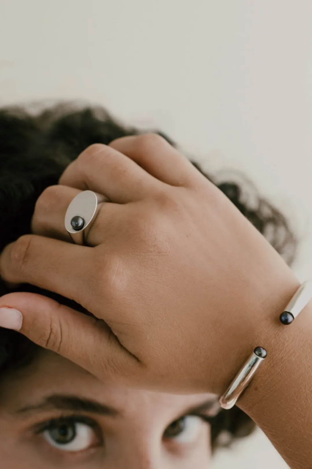Dipua Confira o bracelete Pérola Negra banhado à