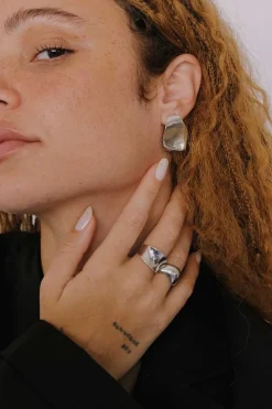 Dipua Destaque sua beleza com o Brinco Clark