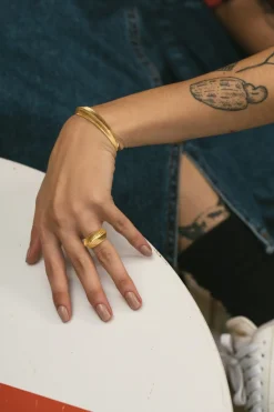 Dipua Pulseira Bast em Ouro - Design Intrigante com uma Presença Forte