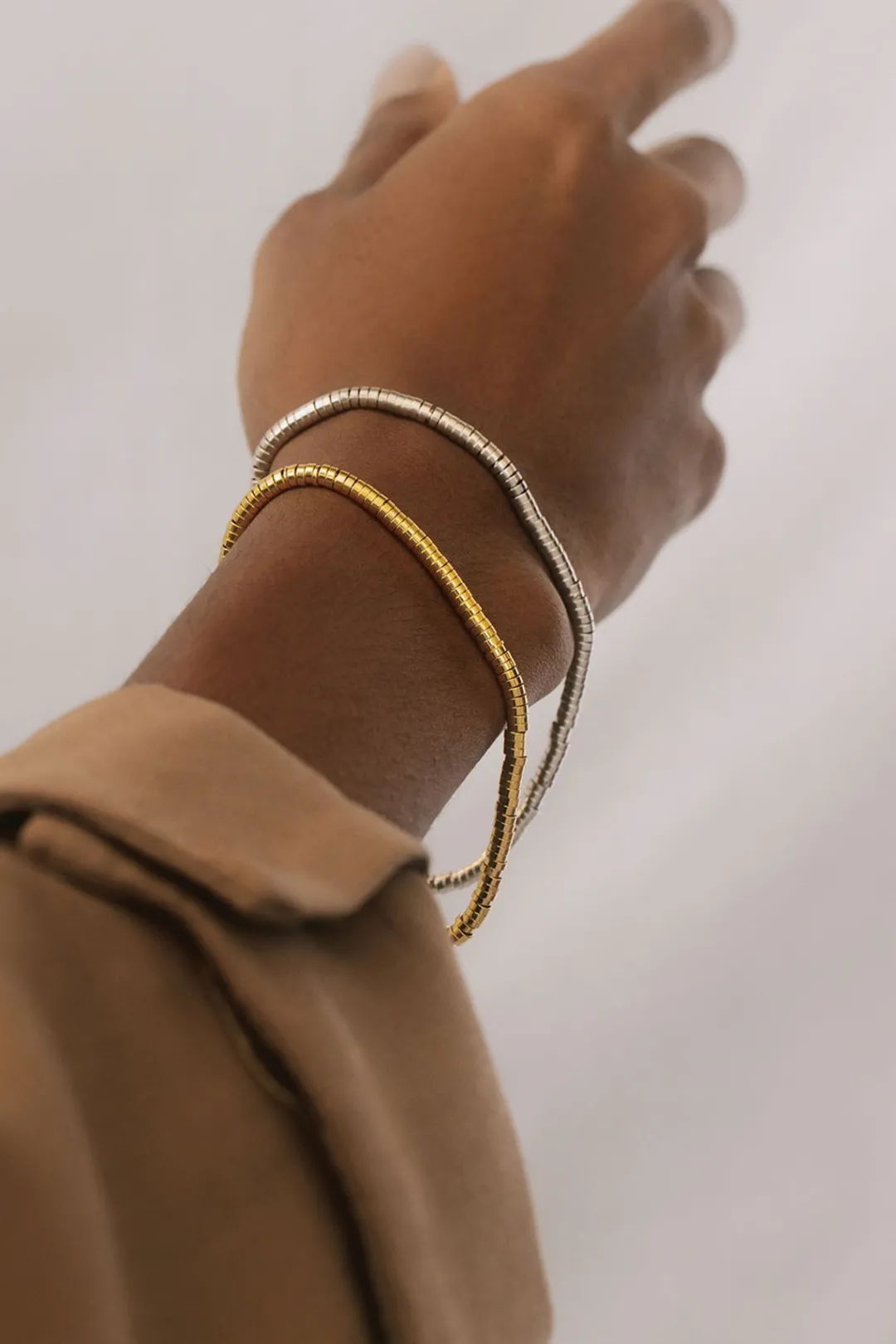 Dipua Pulseira Edi em Prata - Design Contemporâneo com um Toque Charmoso
