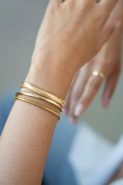 Dipua Pulseira Laria: Beleza Prateada em Foco