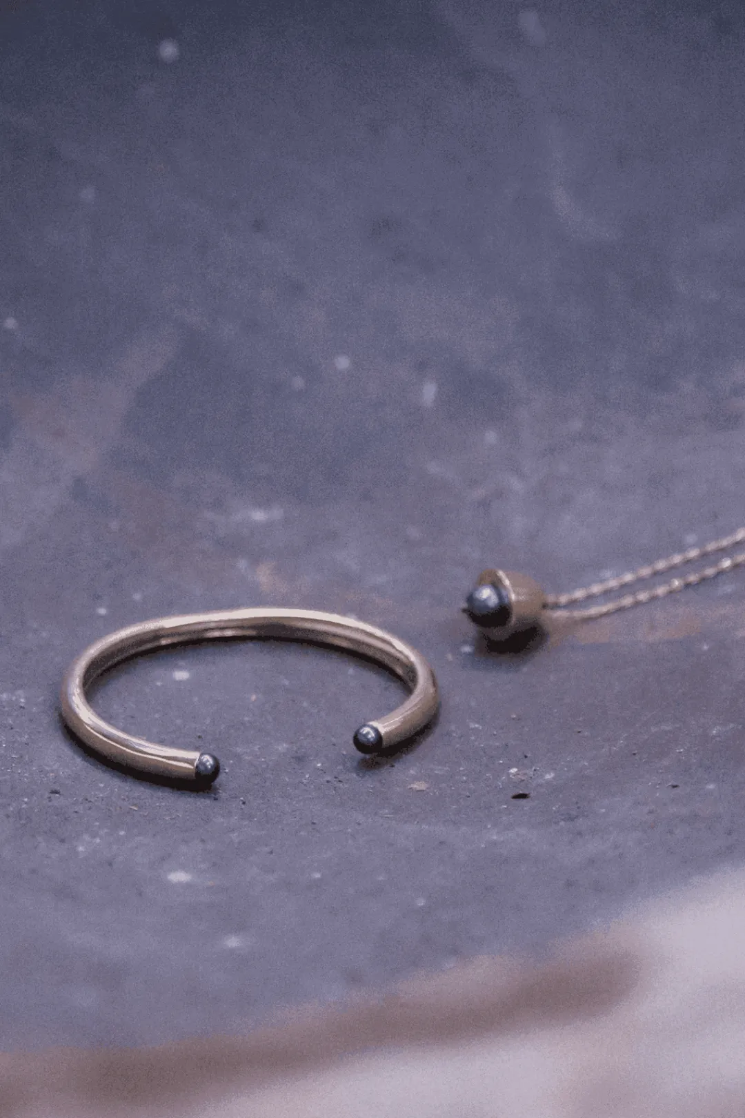 Dipua Pulseira Pérola Negra em - Beleza Atemporal com um Toque Moderno