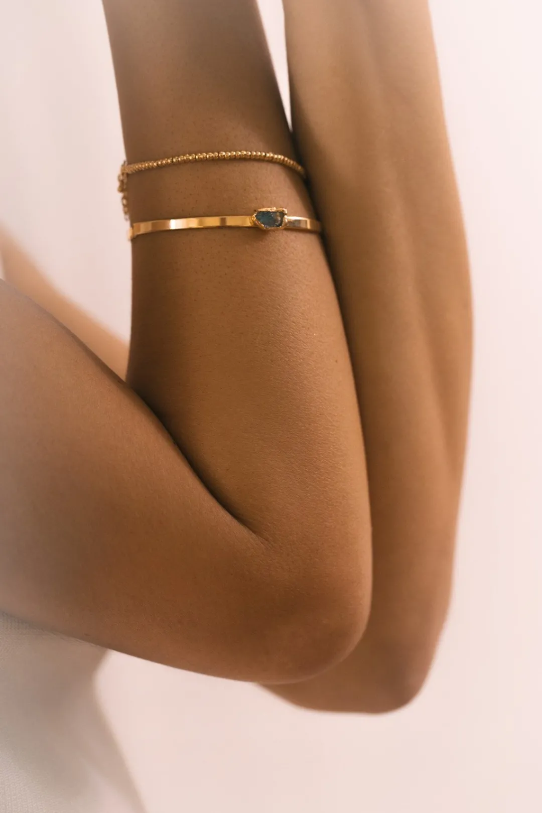 Dipua Pulseira Zeni: Acessório Dourado que Encanta